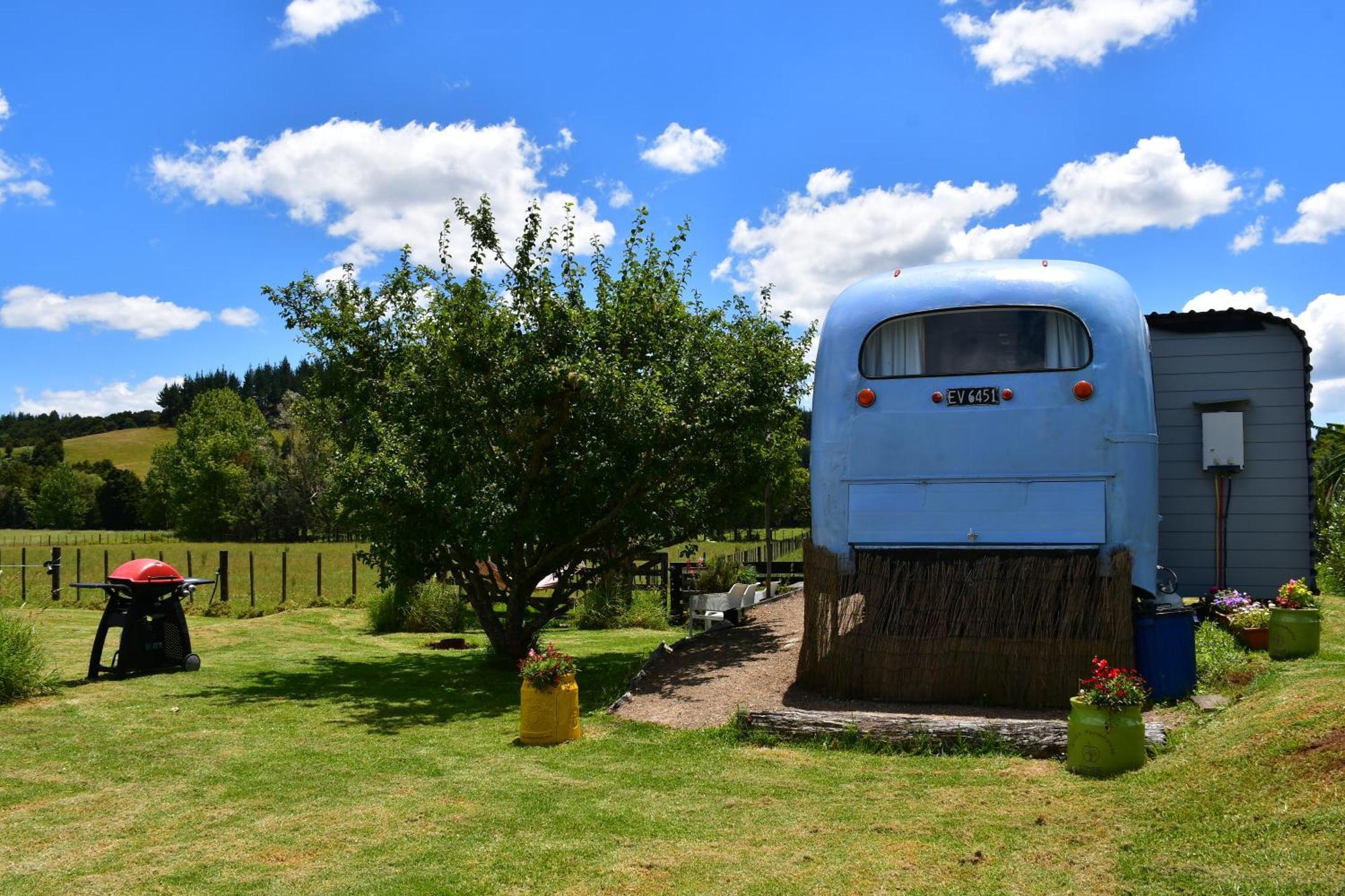 Evi The School Bus At Oromahoe Downs Farm Puketona Buitenkant foto